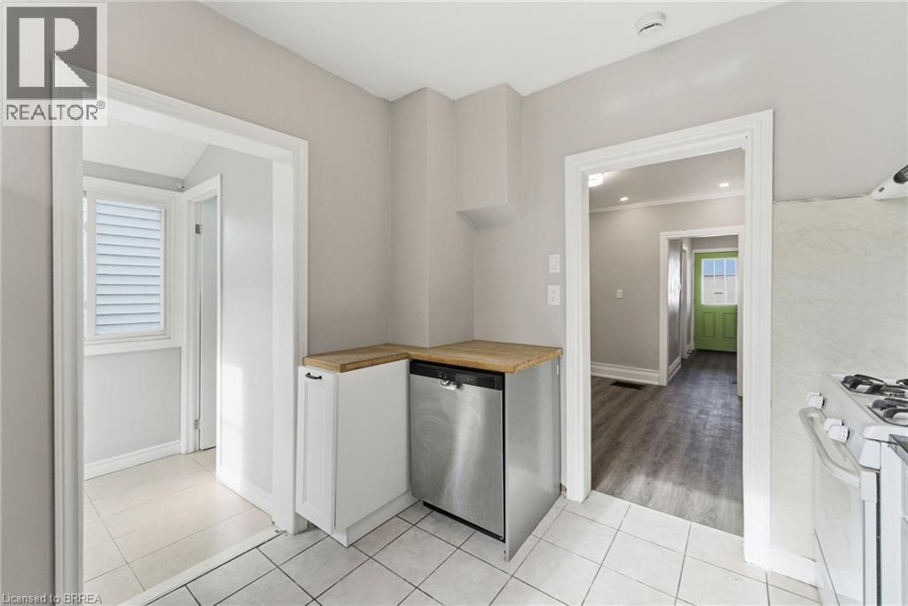 166 Beach Road, Hamilton, Ontario  L8L 4A5 - Photo 12 - 40799820