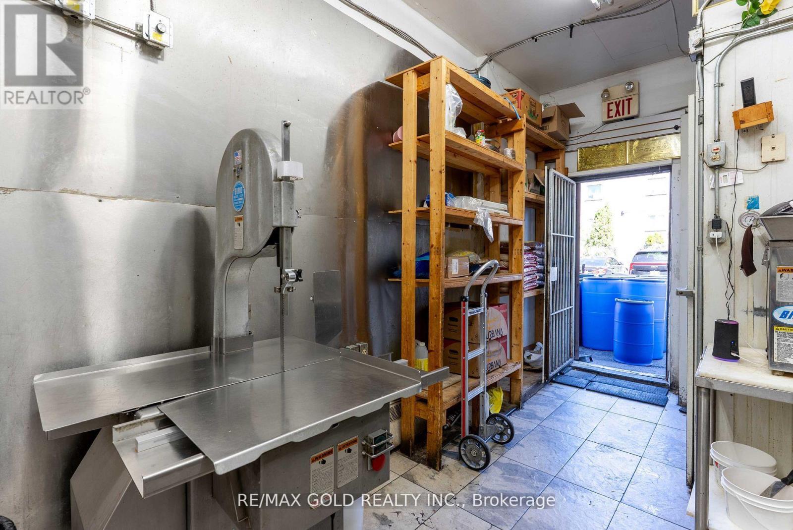 3061 Hurontario Street, Mississauga, Ontario  L5A 2G9 - Photo 9 - W12716124