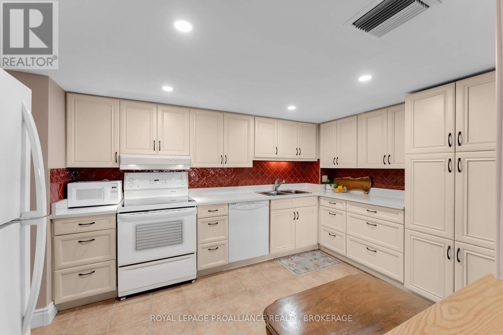 302 - 50 Market Street, Gananoque, Ontario  K7G 2M3 - Photo 12 - X12716046