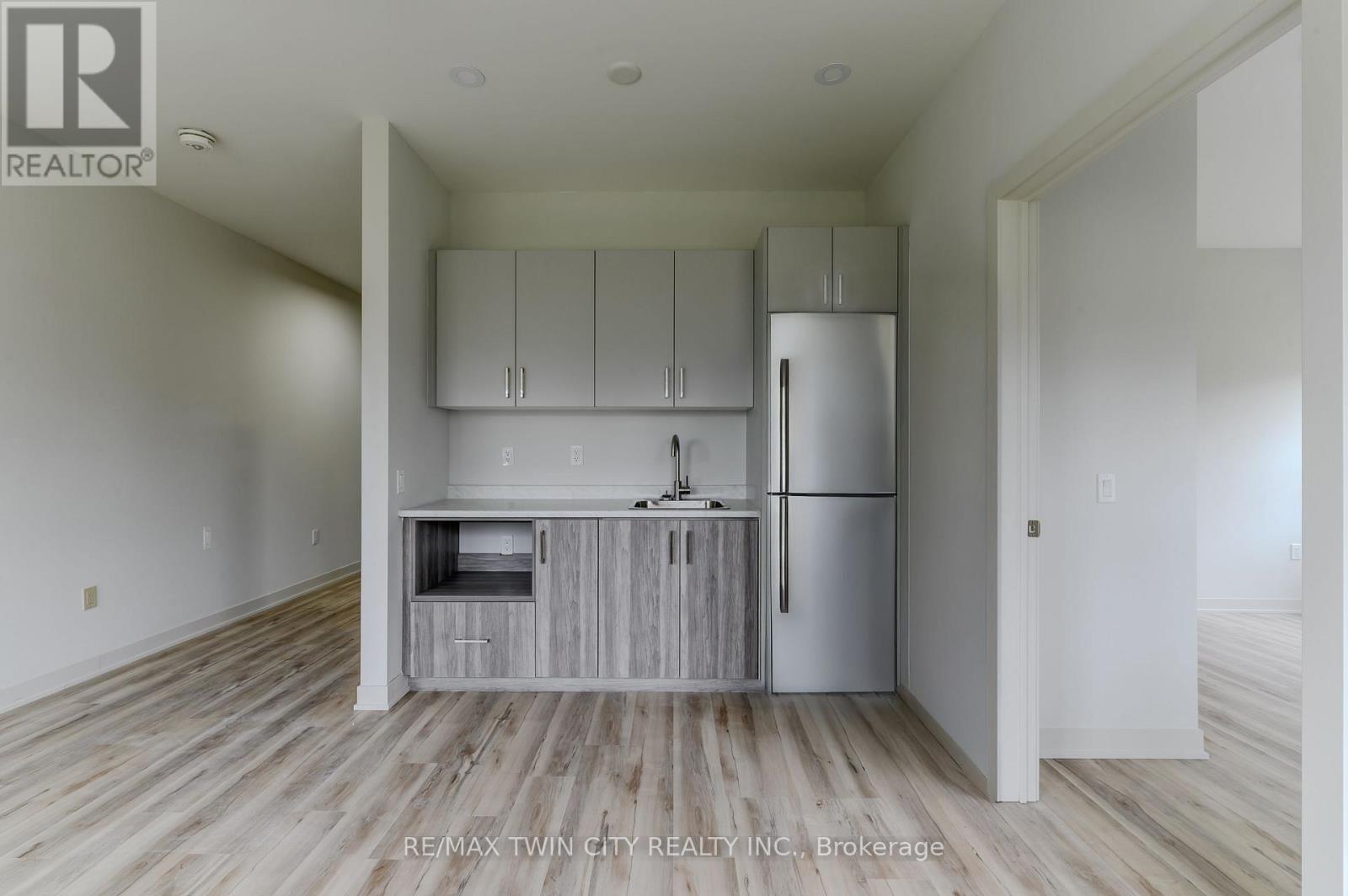 201 - 152 North Park Street, Brantford, Ontario  N3R 4K5 - Photo 4 - X12716180