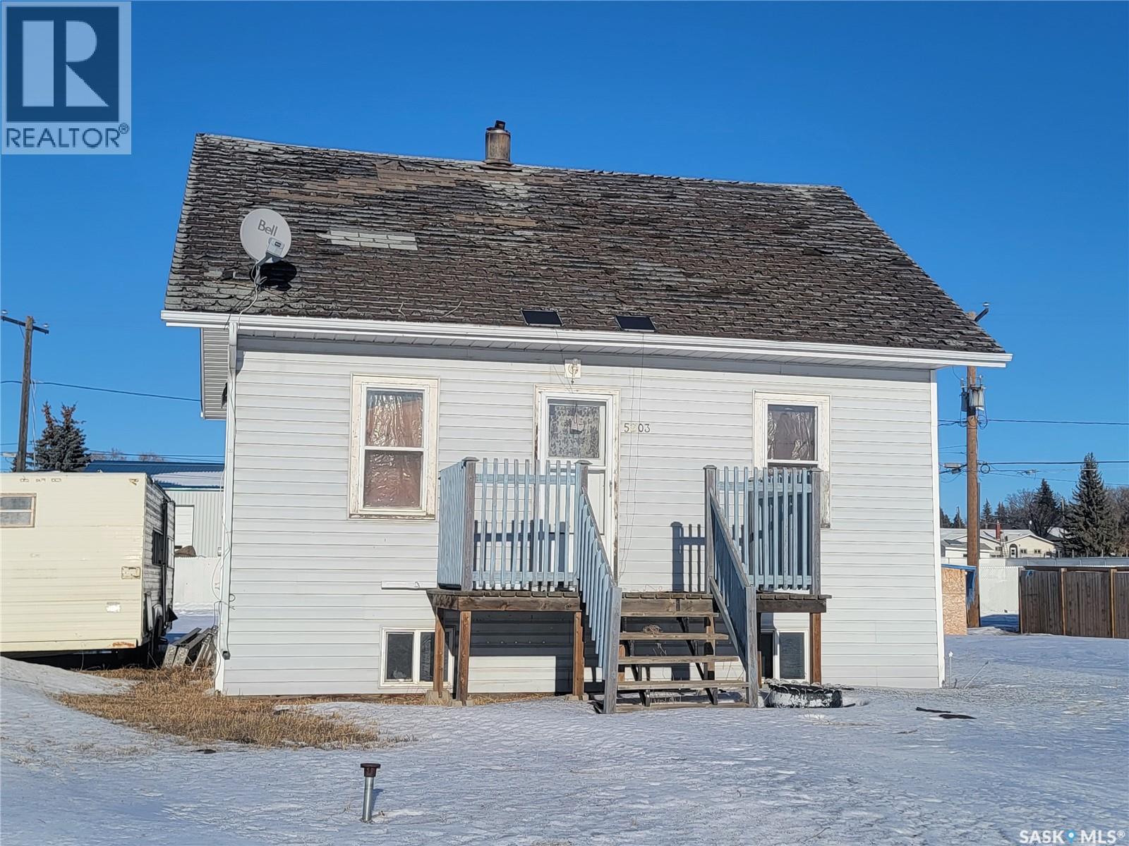 5203 & 5205 Press Avenue, Macklin, Saskatchewan  S0L 2S0 - Photo 1 - SK027132