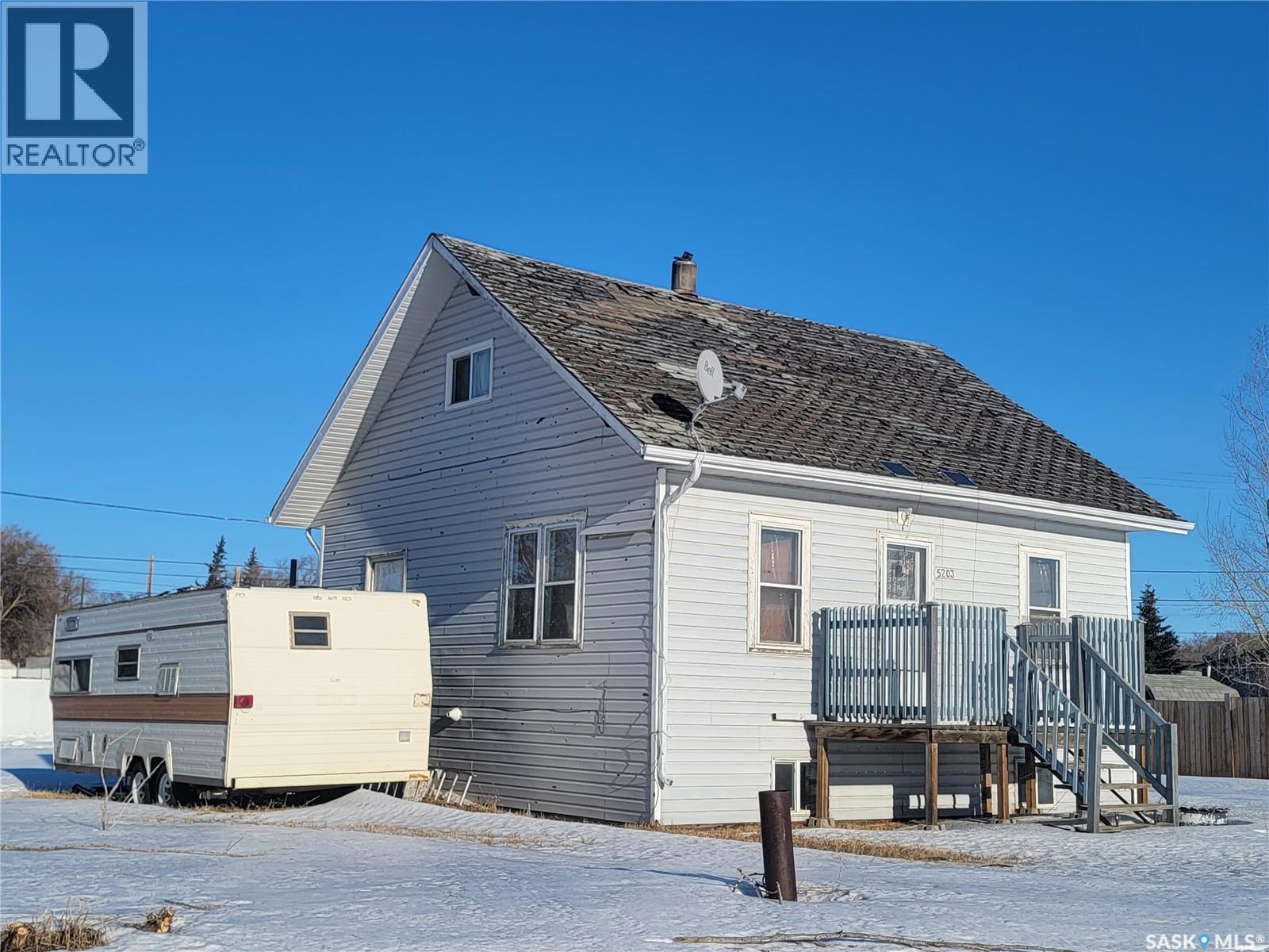 5203 & 5205 Press Avenue, Macklin, Saskatchewan  S0L 2S0 - Photo 2 - SK027132