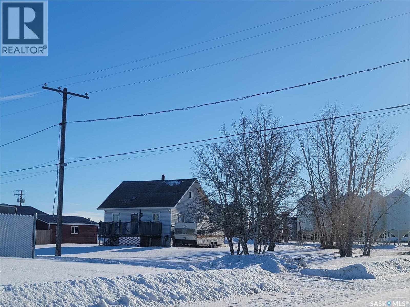 5203 & 5205 Press Avenue, Macklin, Saskatchewan  S0L 2S0 - Photo 3 - SK027132