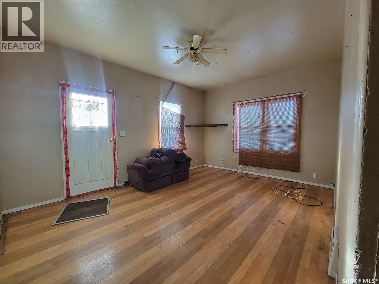 5203 & 5205 Press Avenue, Macklin, Saskatchewan  S0L 2S0 - Photo 4 - SK027132