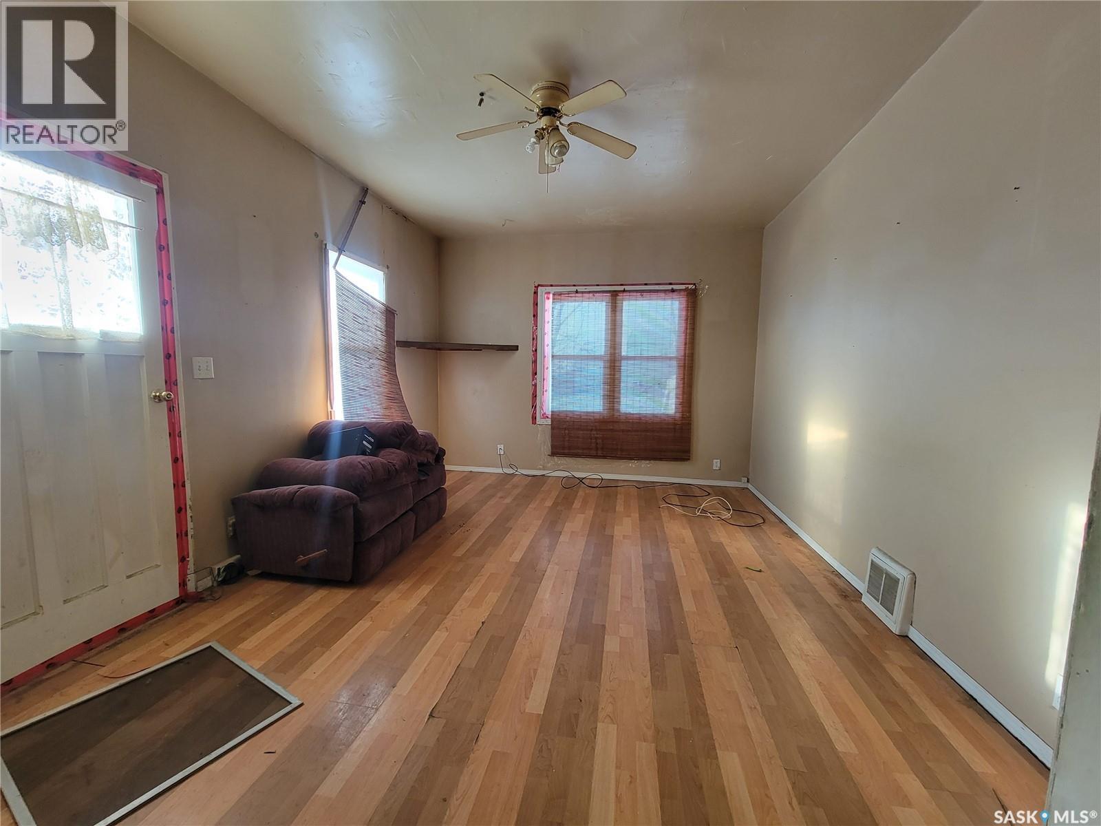 5203 & 5205 Press Avenue, Macklin, Saskatchewan  S0L 2S0 - Photo 5 - SK027132