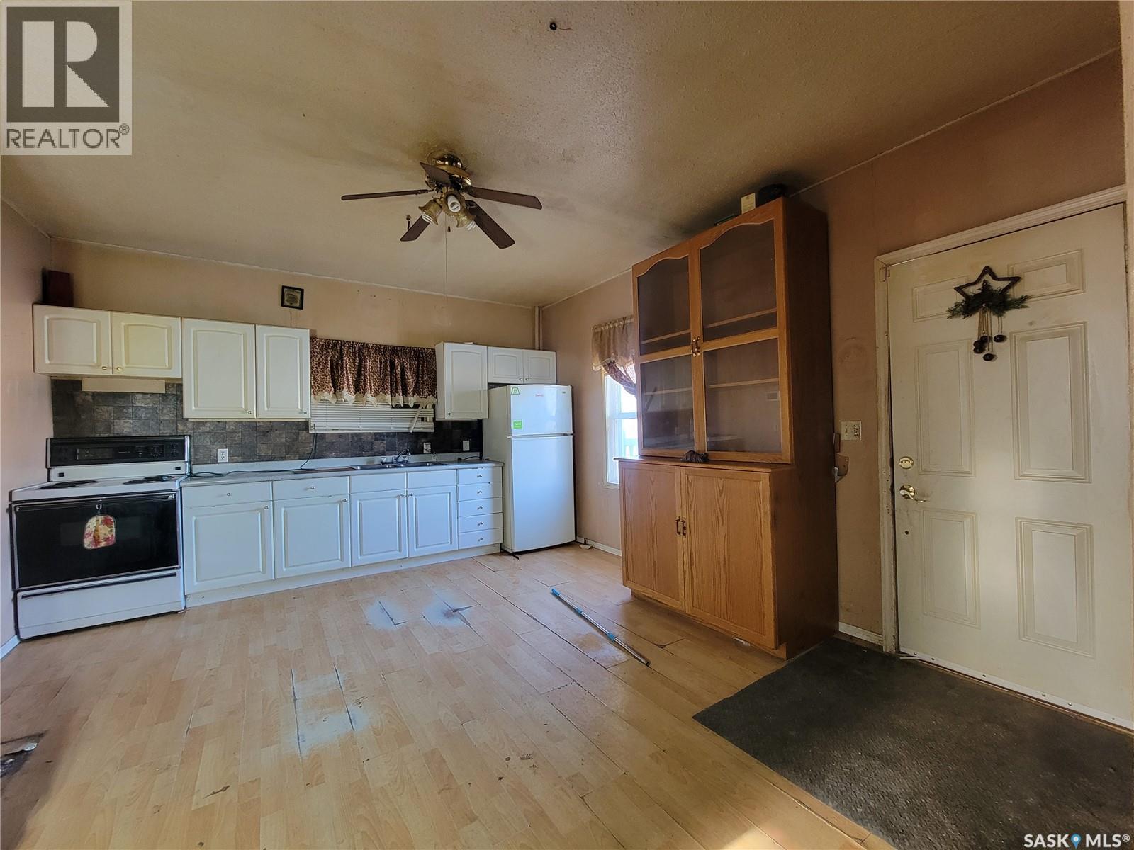 5203 & 5205 Press Avenue, Macklin, Saskatchewan  S0L 2S0 - Photo 6 - SK027132