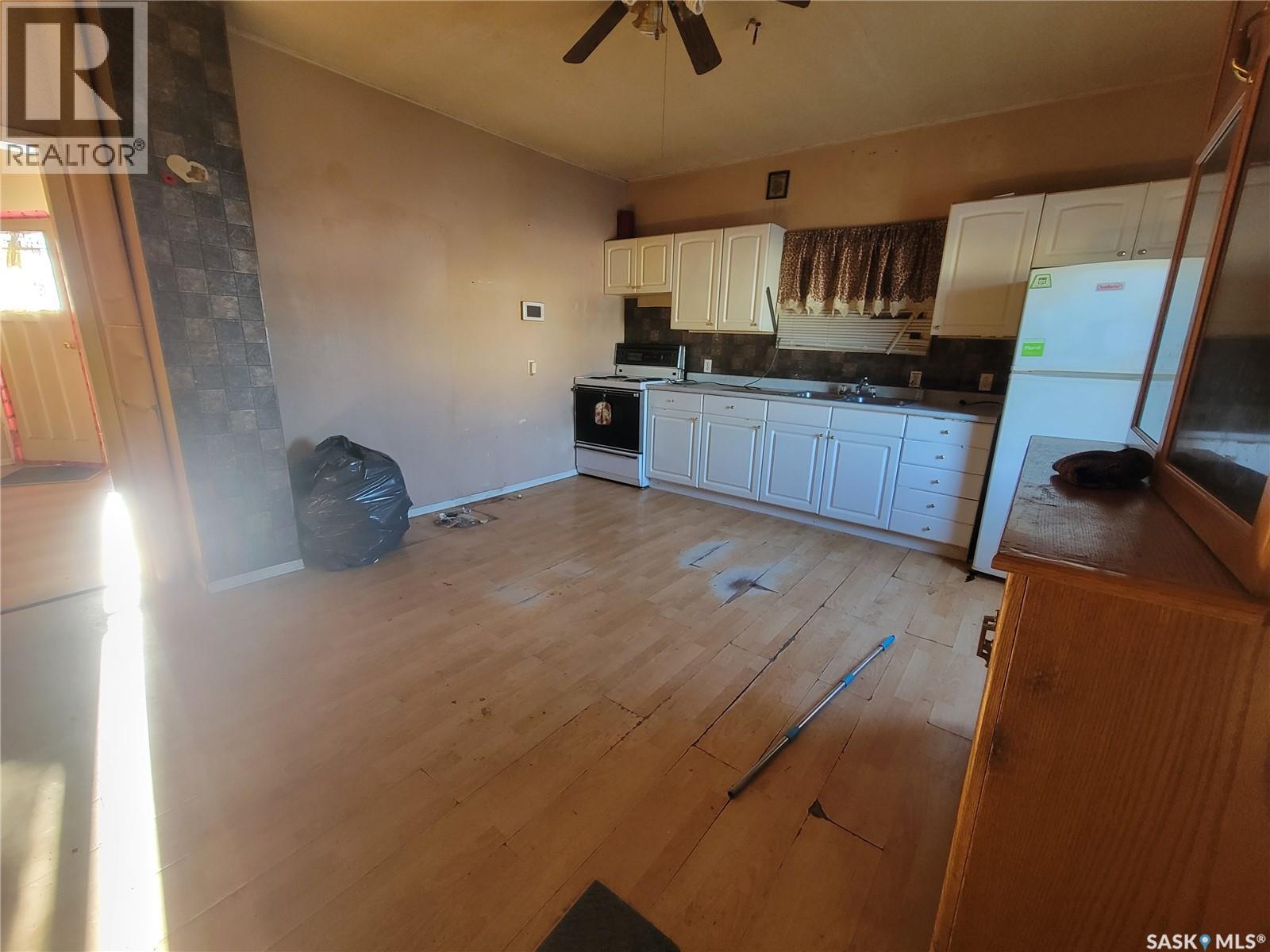 5203 & 5205 Press Avenue, Macklin, Saskatchewan  S0L 2S0 - Photo 7 - SK027132