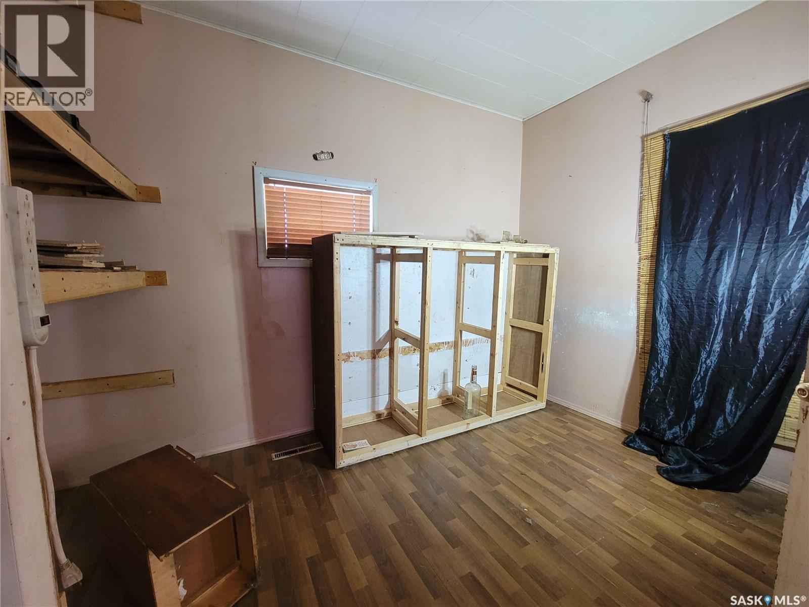 5203 & 5205 Press Avenue, Macklin, Saskatchewan  S0L 2S0 - Photo 8 - SK027132