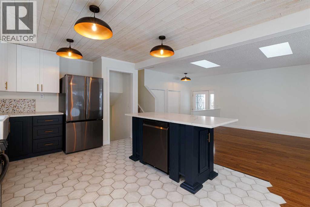 256 Queen Tamara Way Se, Calgary, Alberta  T2J 4E7 - Photo 18 - A2278377