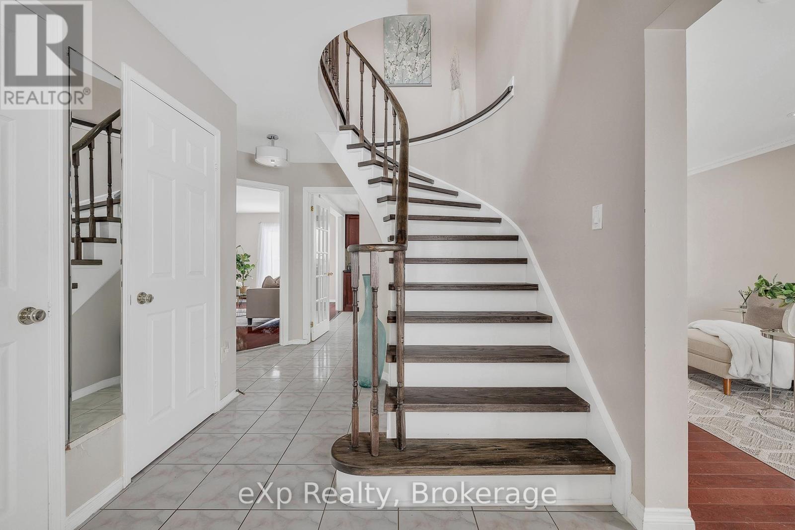 3390 Columbine Crescent, Mississauga, Ontario L5N 6A9 - Photo 2 - W12716284