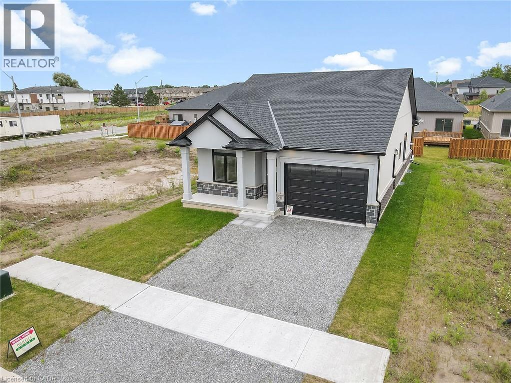 211 Sycamore Street, Welland, Ontario  L3C 0J8 - Photo 2 - 40799967