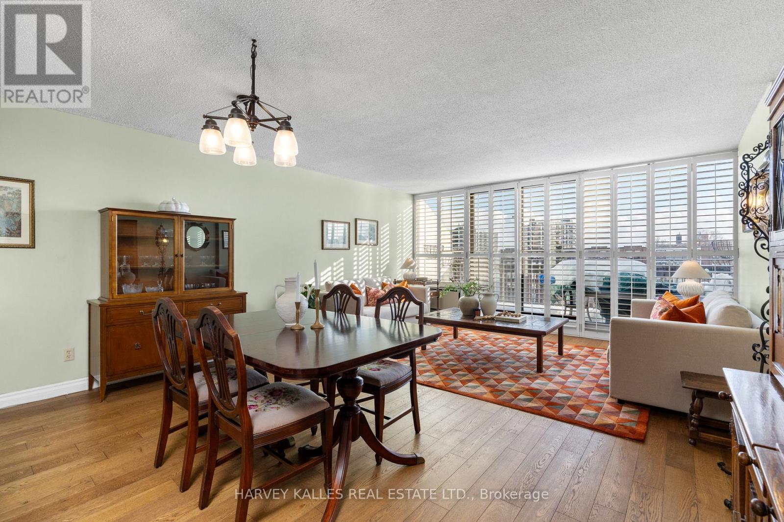 <div class="slider-price">$649,000</div><p>504 - 10 Fashion Roseway, Toronto, Ontario</p>