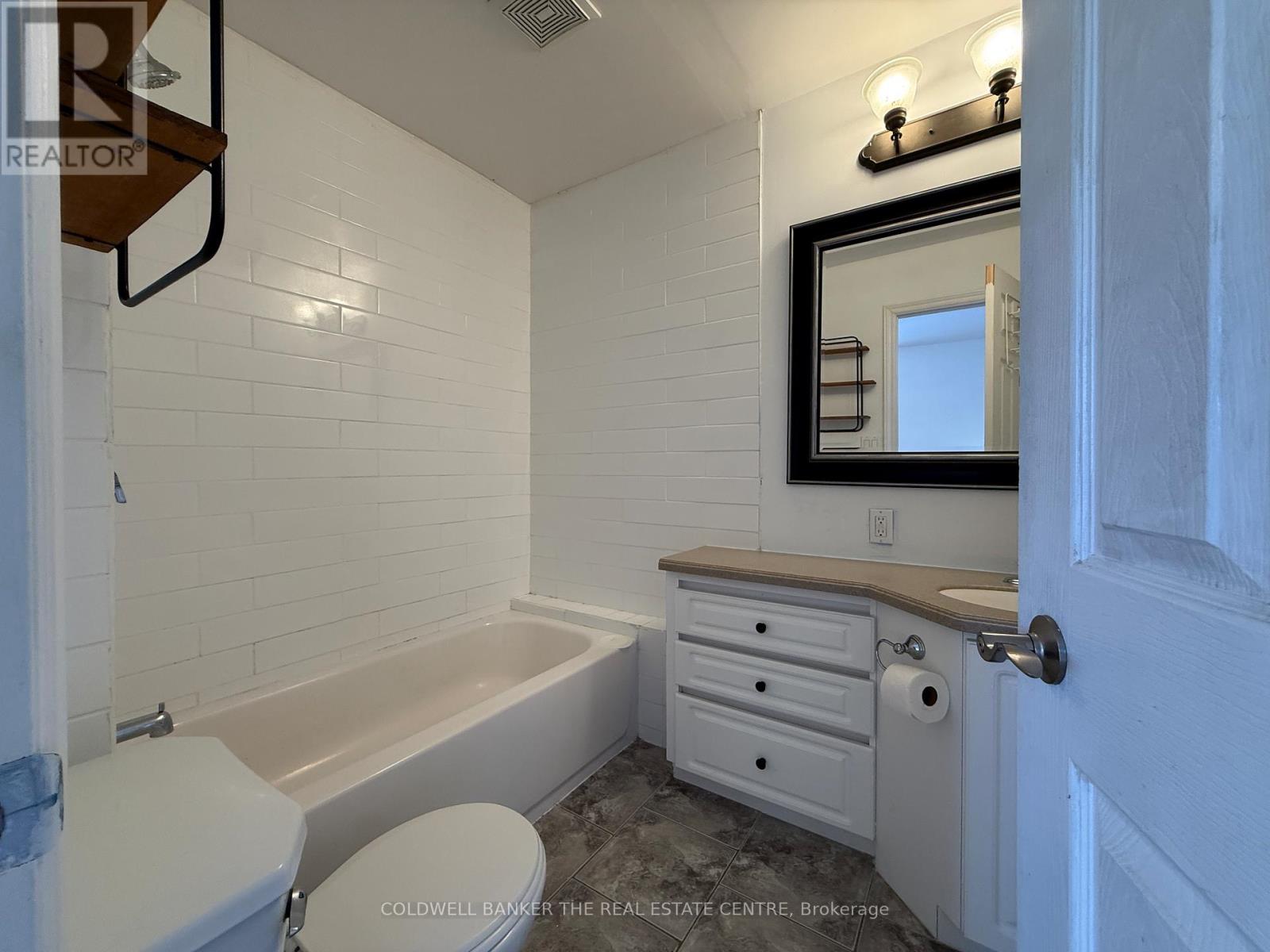 Upper - 27182a Civic Centre Road, Georgina, Ontario  L4P 3E9 - Photo 13 - N12716364