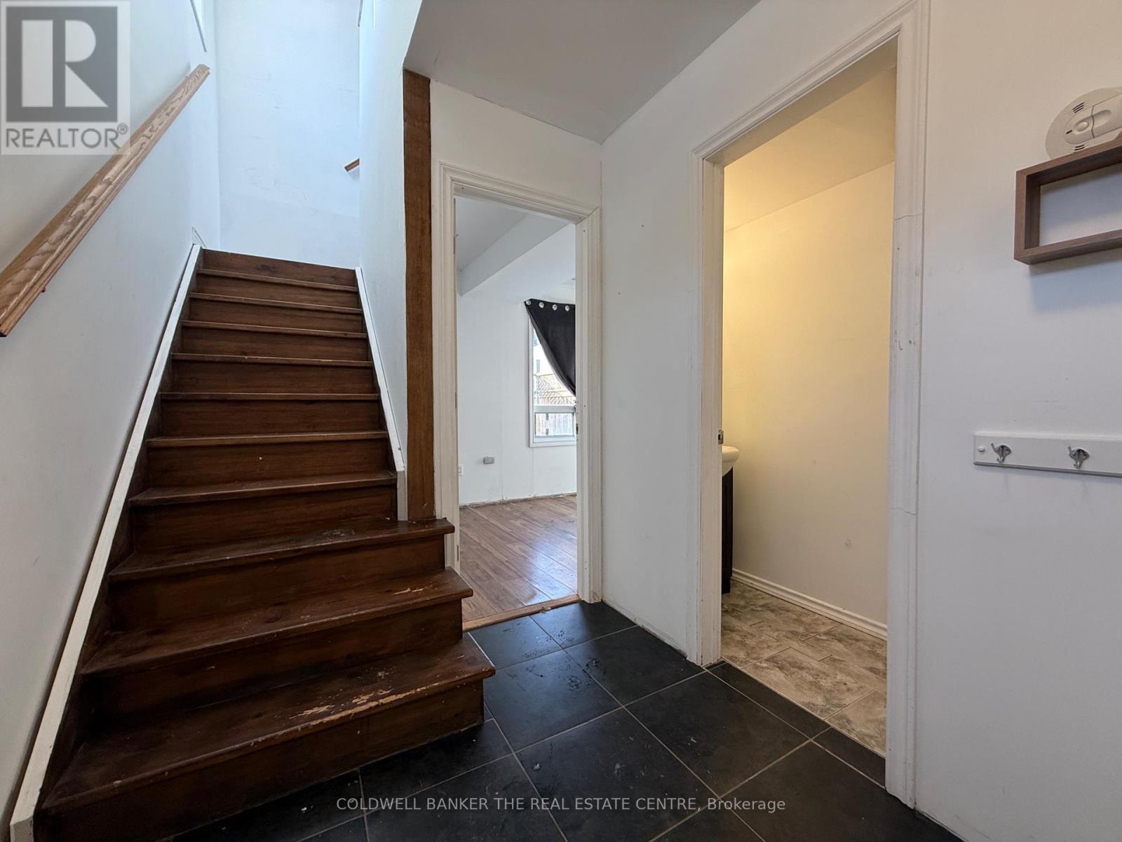 Upper - 27182a Civic Centre Road, Georgina, Ontario  L4P 3E9 - Photo 6 - N12716364