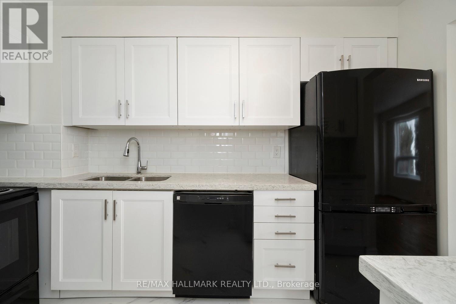 16 - 595 Gibney Crescent, Newmarket, Ontario  L3X 1Y3 - Photo 5 - N12716506