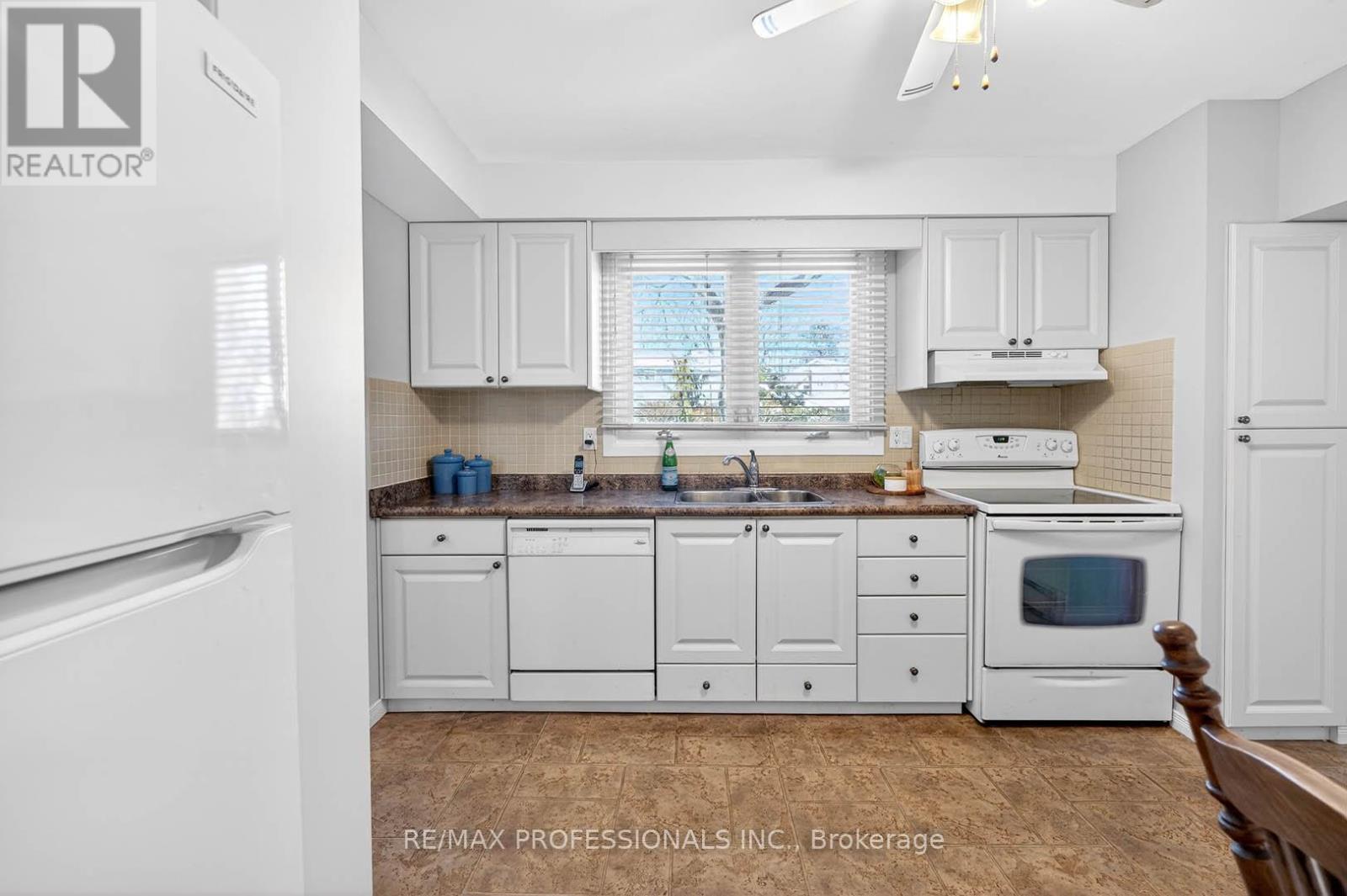 2133 Perran Drive, Mississauga, Ontario  L5K 1L9 - Photo 19 - W12716290