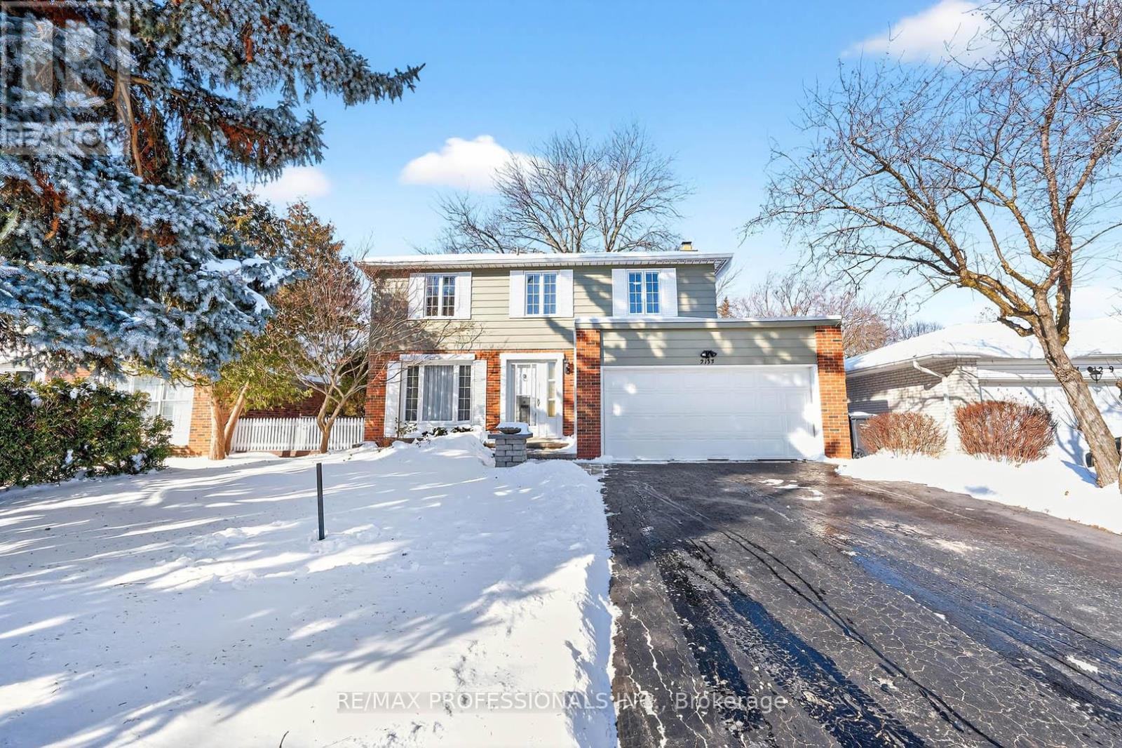 2133 Perran Drive, Mississauga, Ontario  L5K 1L9 - Photo 2 - W12716290