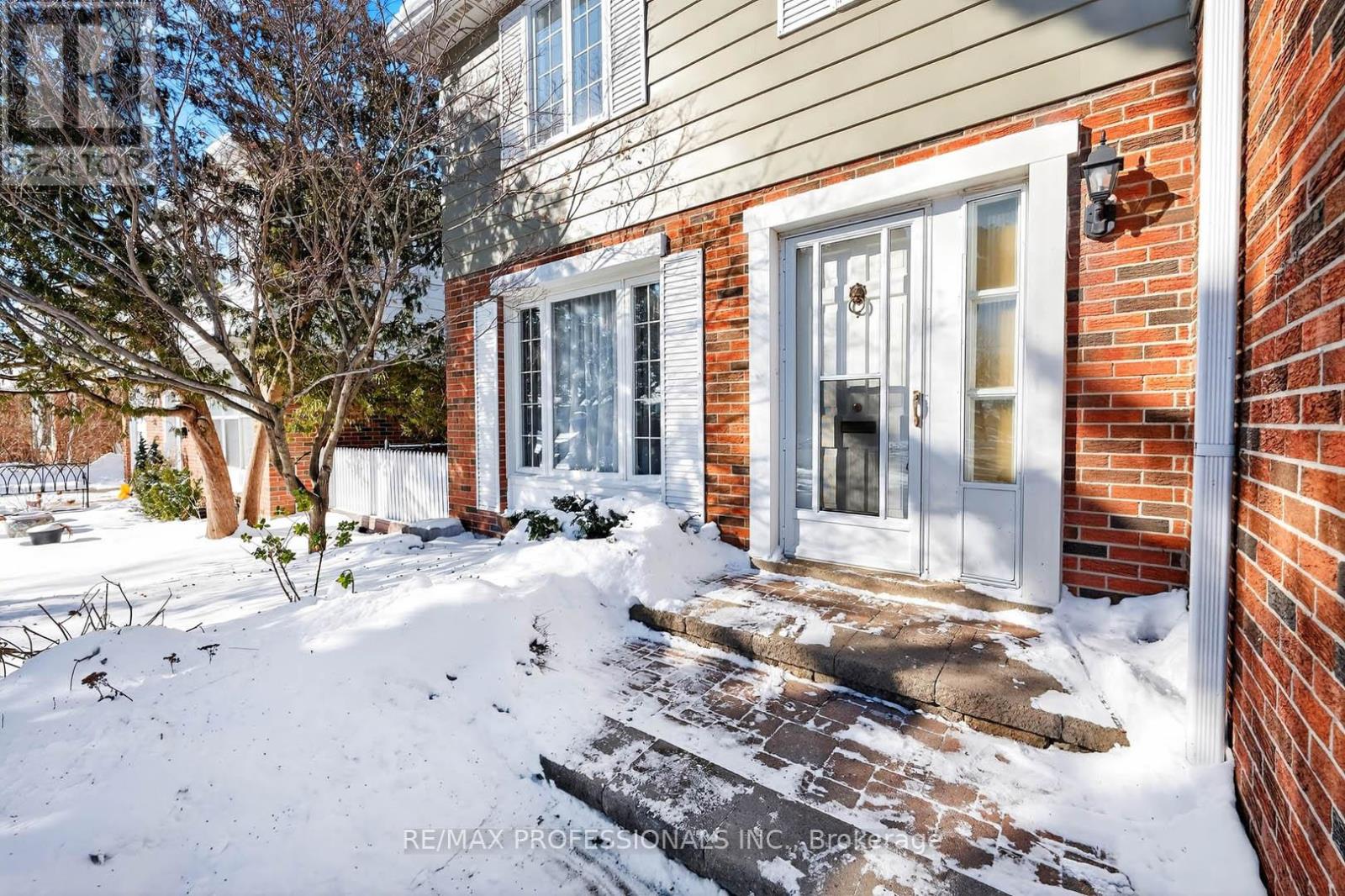 2133 Perran Drive, Mississauga, Ontario  L5K 1L9 - Photo 5 - W12716290