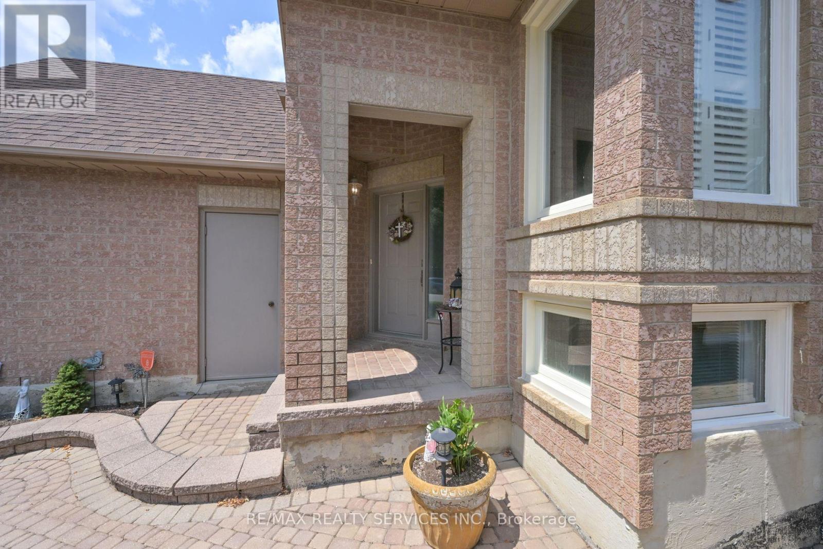 59 Springview Drive, Brampton, Ontario  L6X 4L8 - Photo 3 - W12716338