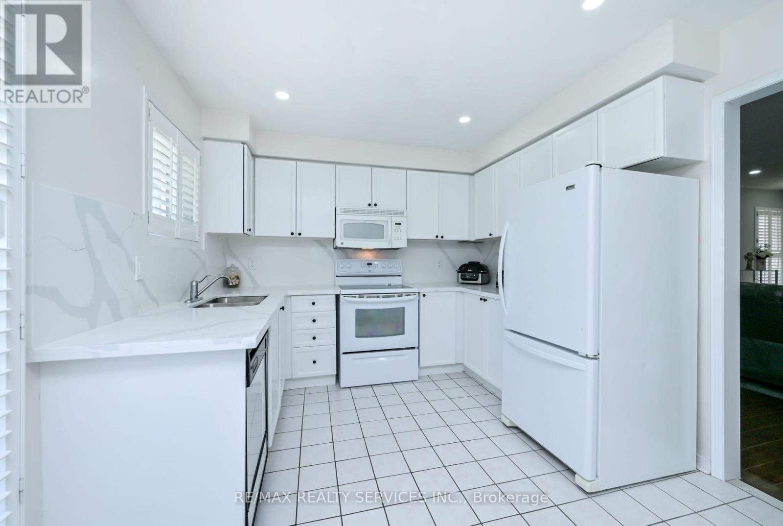 59 Springview Drive, Brampton, Ontario  L6X 4L8 - Photo 7 - W12716338