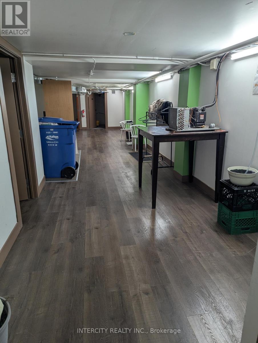 326 Kerr Street, Oakville, Ontario  L6K 3B5 - Photo 6 - W12716362