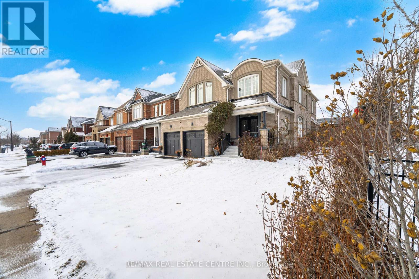 38 Lightcatcher Circle, Brampton, Ontario  L6P 3P5 - Photo 2 - W12716404
