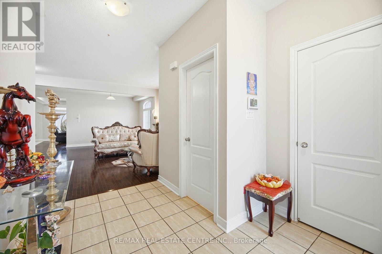 38 Lightcatcher Circle, Brampton, Ontario  L6P 3P5 - Photo 3 - W12716404