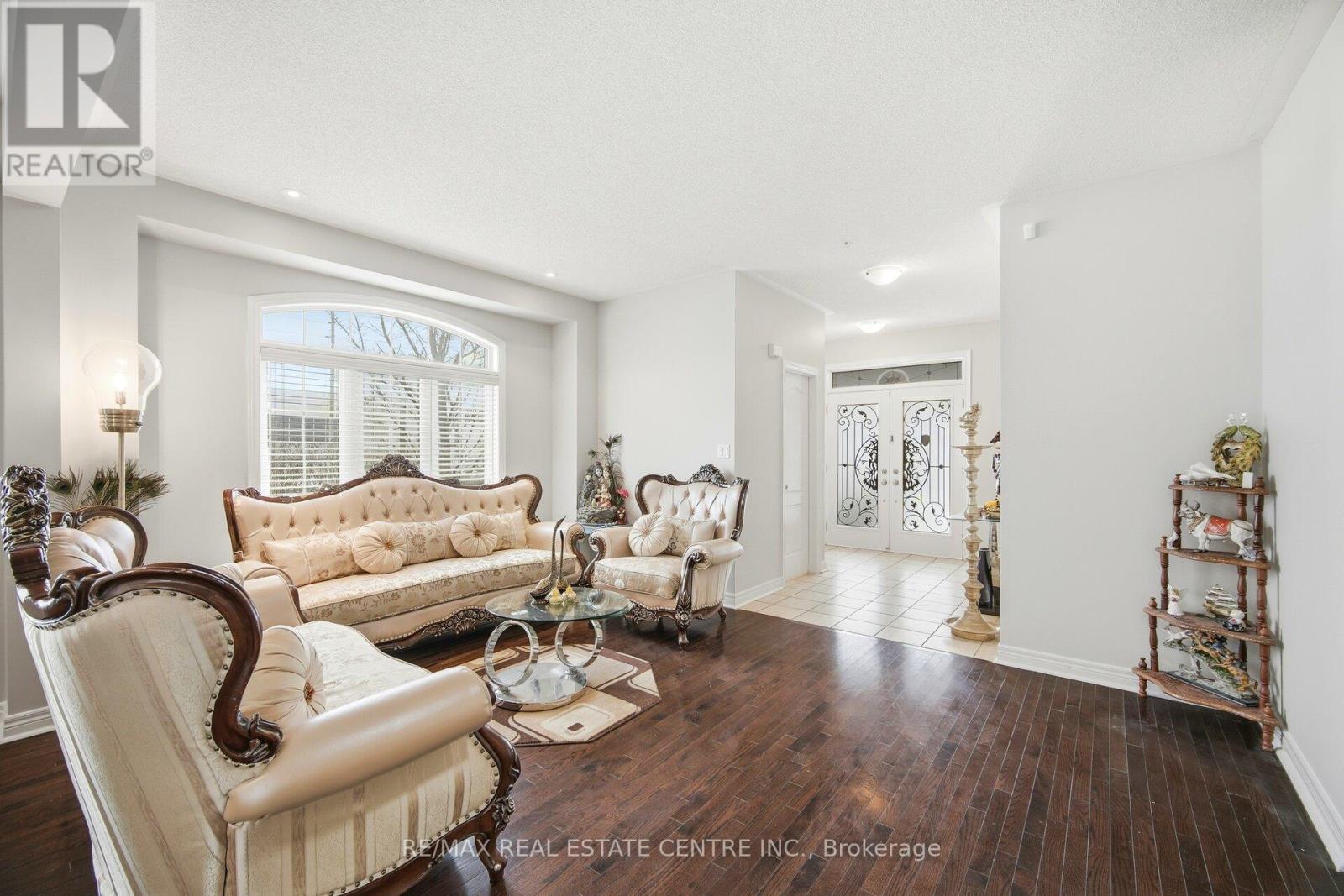 38 Lightcatcher Circle, Brampton, Ontario  L6P 3P5 - Photo 4 - W12716404