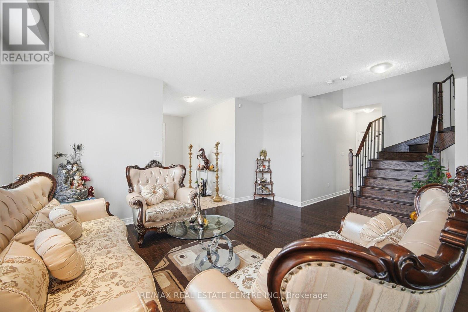 38 Lightcatcher Circle, Brampton, Ontario  L6P 3P5 - Photo 5 - W12716404