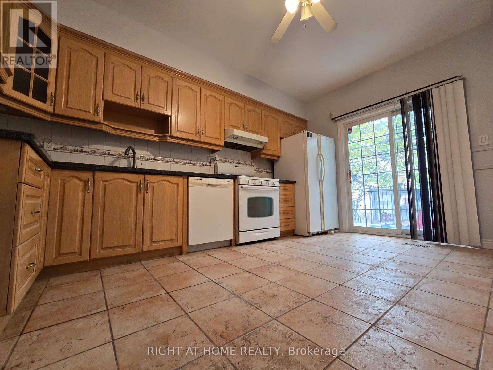 Main - 984 Ossington Avenue, Toronto, Ontario  M6G 3V6 - Photo 2 - W12716454