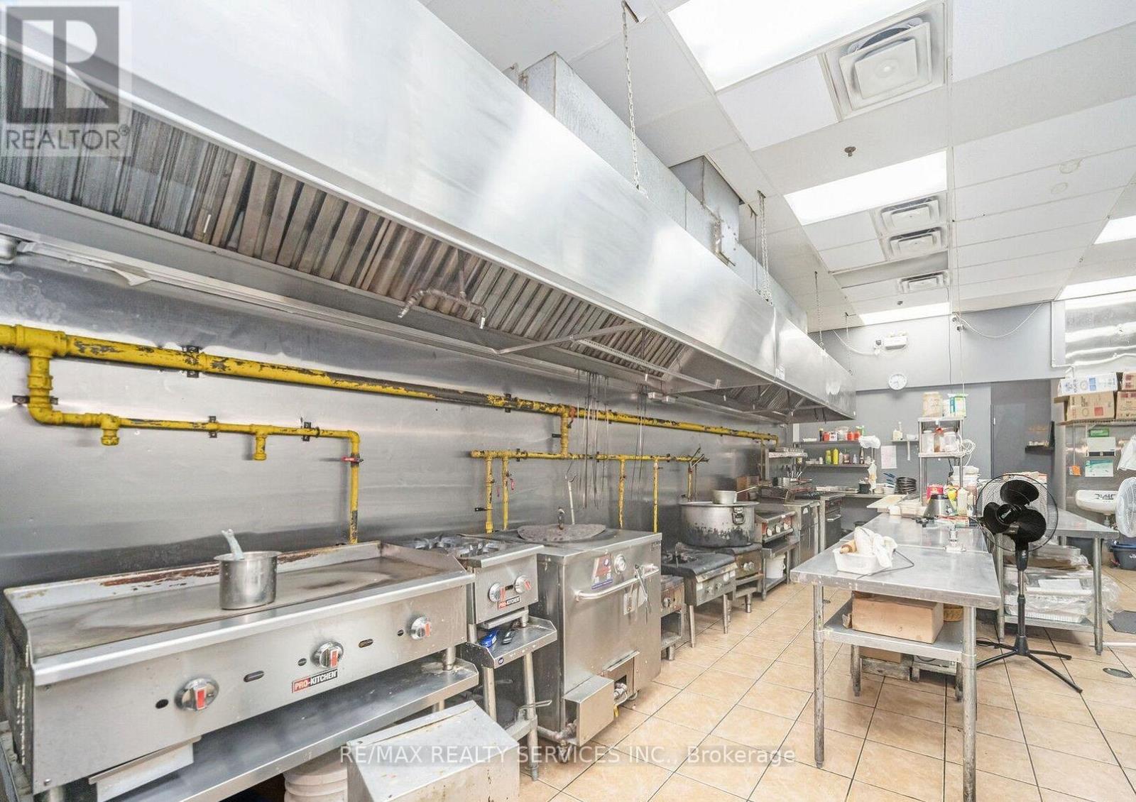 700 Queenston Road, Hamilton, Ontario  L8G 1A3 - Photo 7 - X12716356