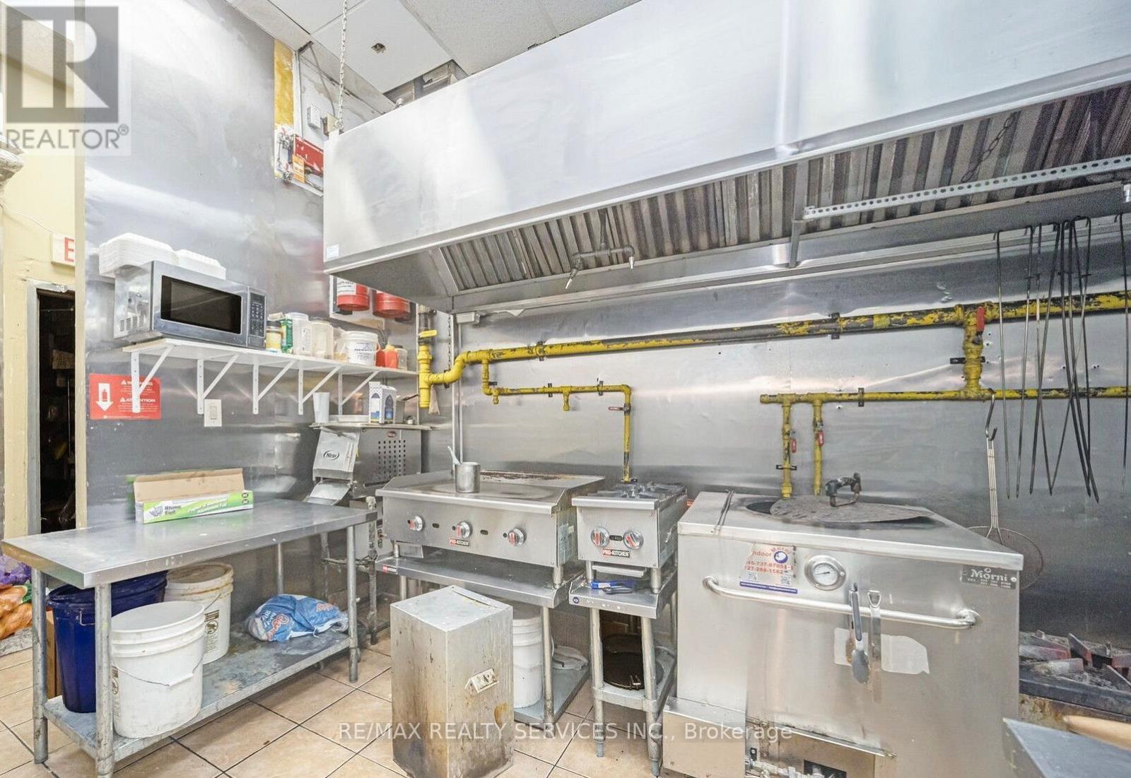 700 Queenston Road, Hamilton, Ontario  L8G 1A3 - Photo 9 - X12716356