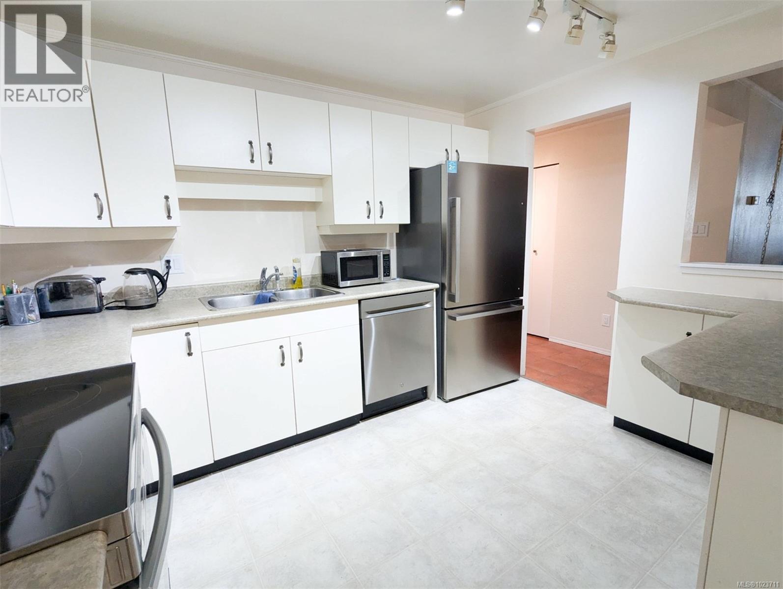 309 1560 Hillside Ave, Victoria, British Columbia  V8T 5B8 - Photo 8 - 1023711