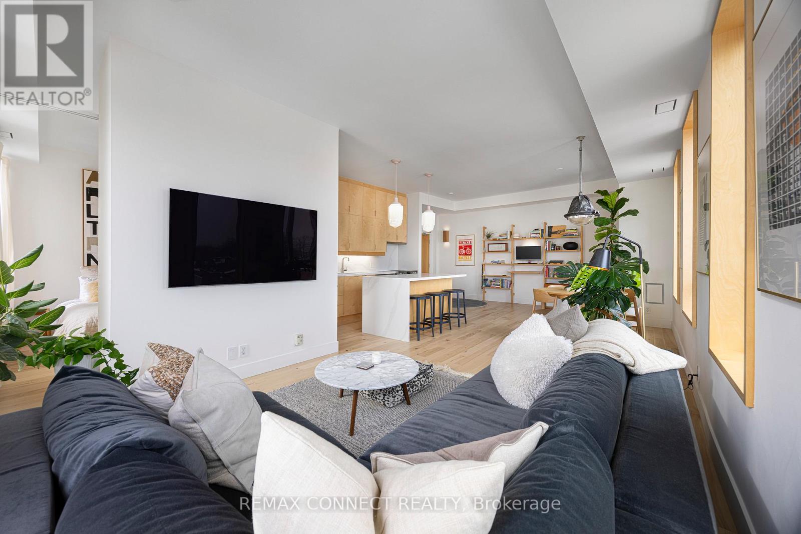 402 - 1 St Johns Road, Toronto, Ontario  M6P 1T7 - Photo 10 - W12716614