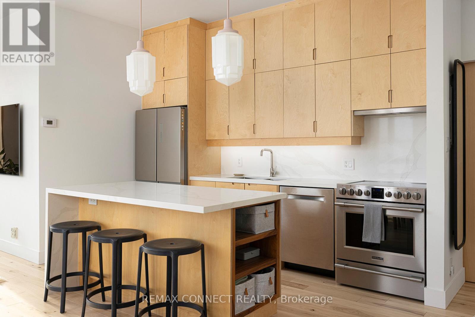 402 - 1 St Johns Road, Toronto, Ontario  M6P 1T7 - Photo 13 - W12716614