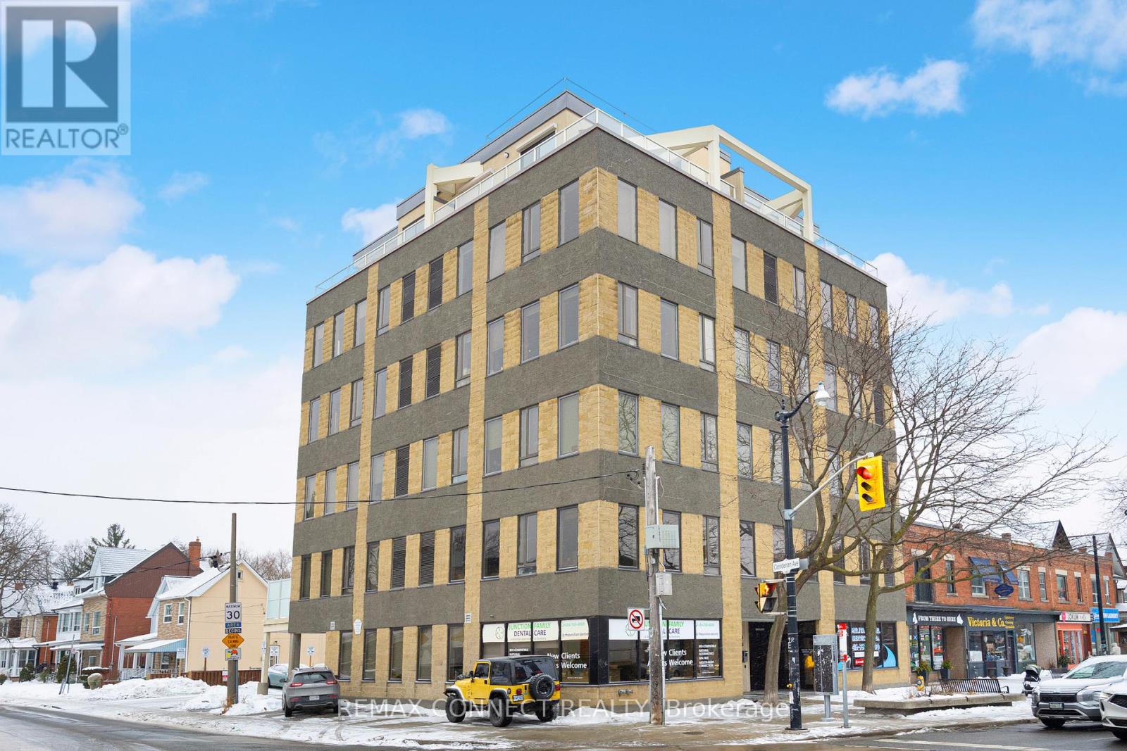 402 - 1 St Johns Road, Toronto, Ontario  M6P 1T7 - Photo 32 - W12716614