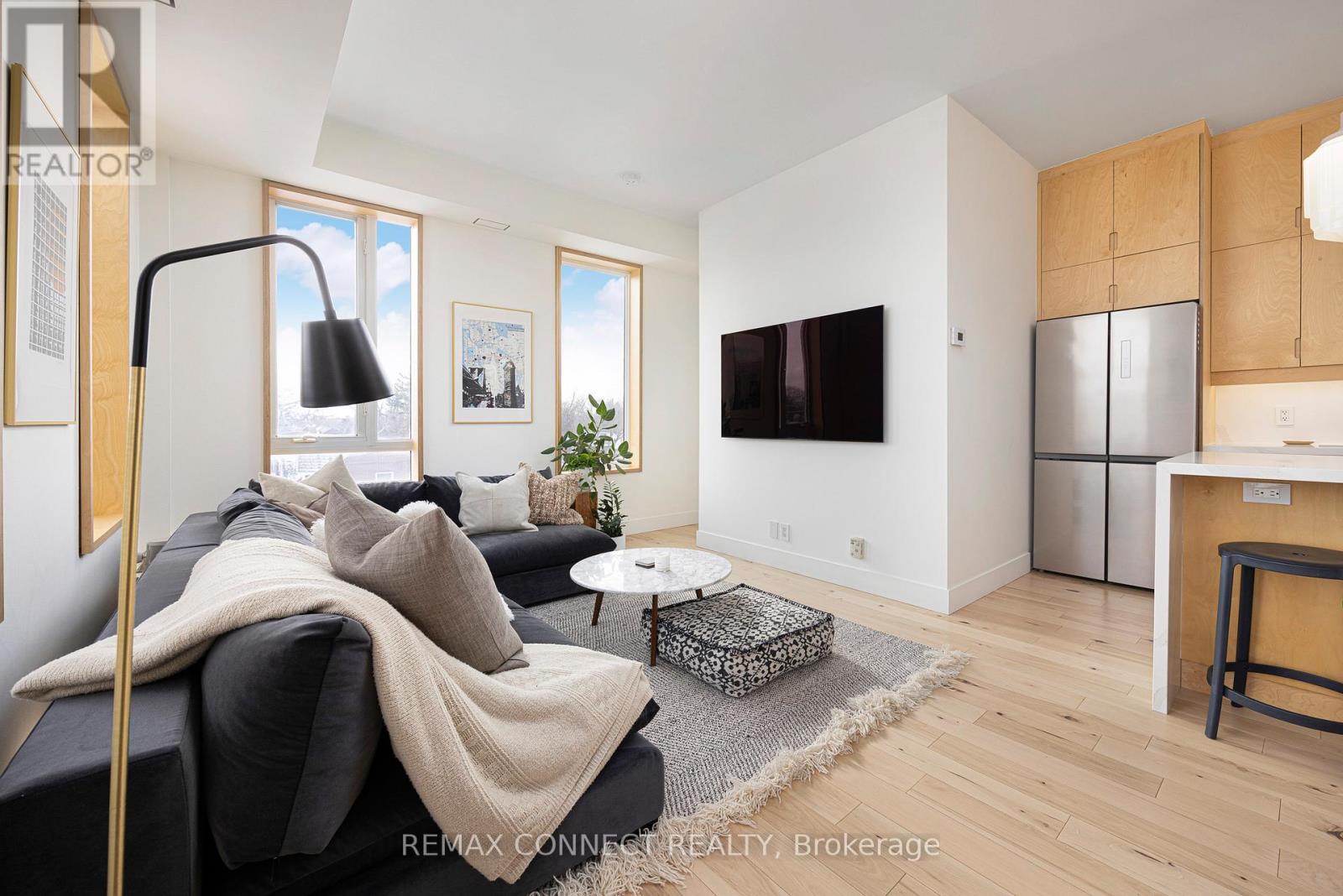 402 - 1 St Johns Road, Toronto, Ontario  M6P 1T7 - Photo 9 - W12716614