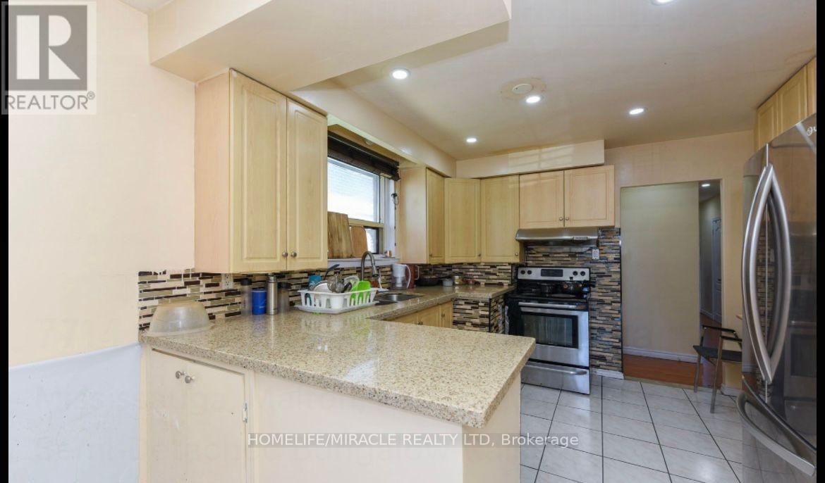 7714 Redstone Road, Mississauga, Ontario  L4T 2B9 - Photo 2 - W12716624