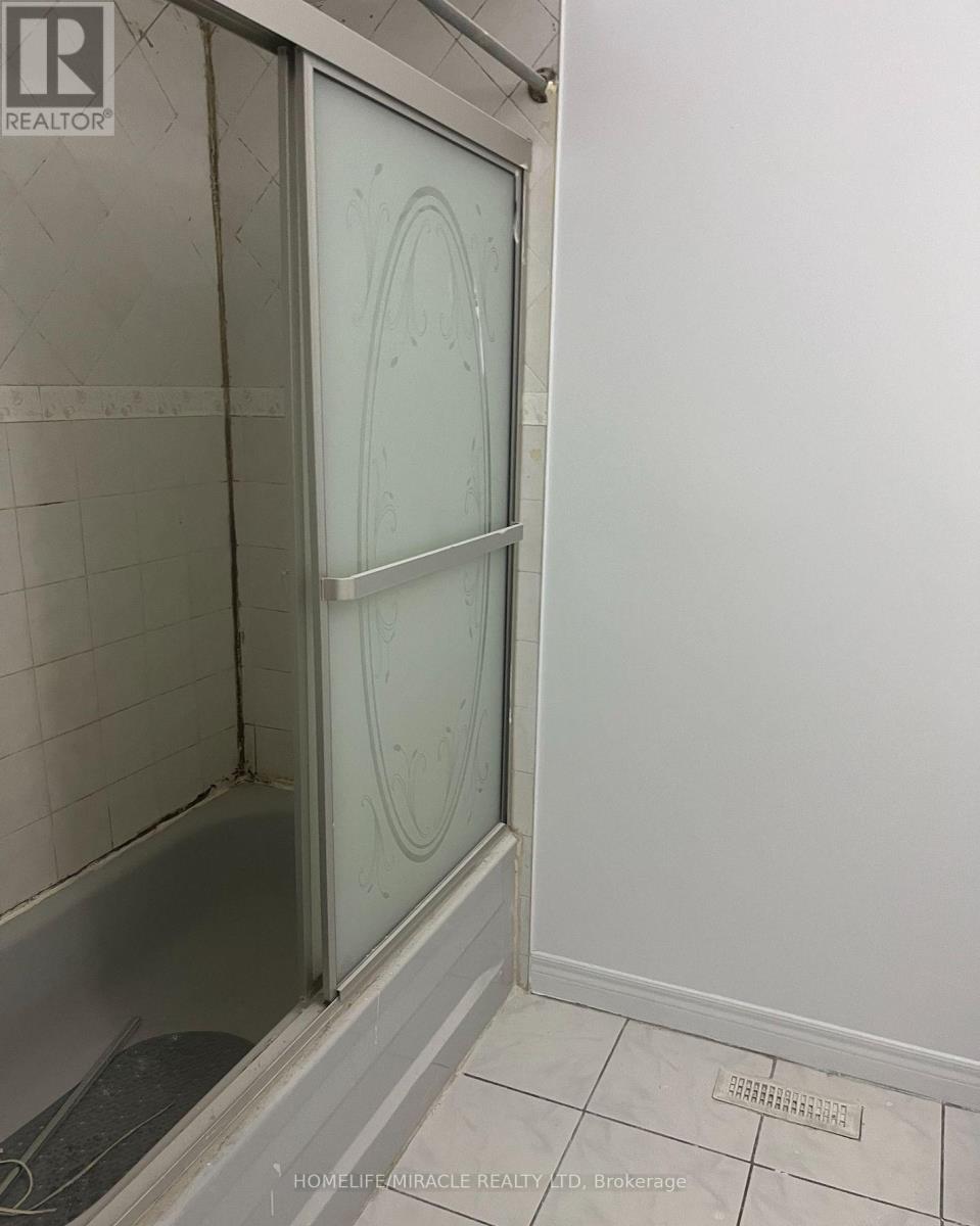 7714 Redstone Road, Mississauga, Ontario  L4T 2B9 - Photo 5 - W12716624