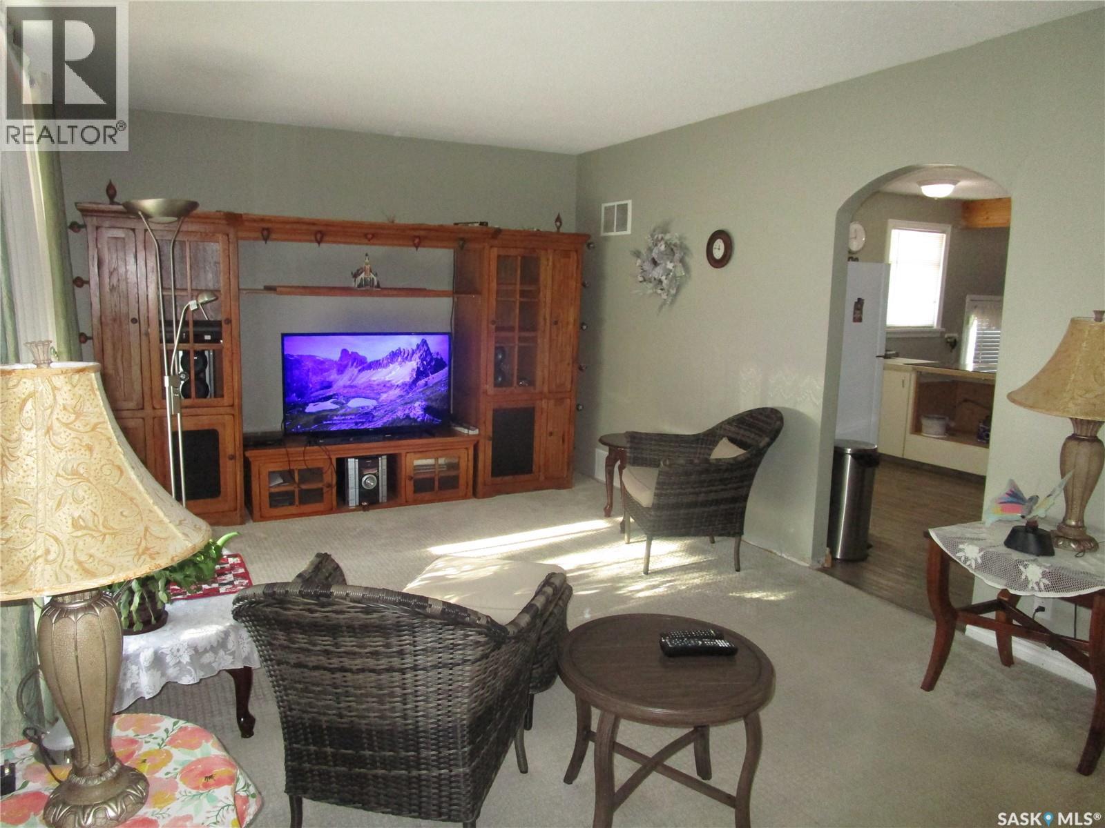 250 1st Avenue W, Bengough, Saskatchewan  S0C 0K0 - Photo 3 - SK027104