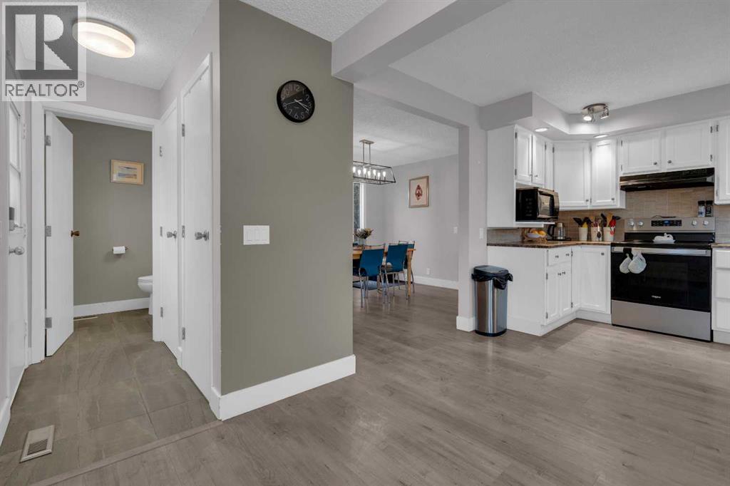 28 Woodglen Close Sw, Calgary, Alberta  T2W 4N1 - Photo 8 - A2268973