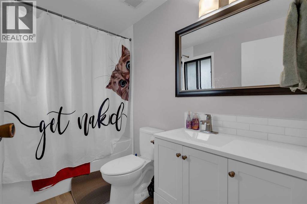 28 Woodglen Close Sw, Calgary, Alberta  T2W 4N1 - Photo 18 - A2268973