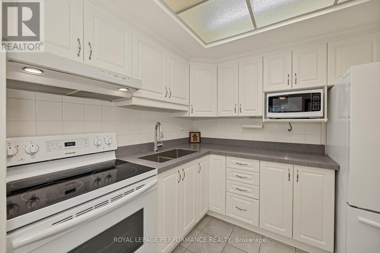 303 - 555 Brittany Drive, Ottawa, Ontario  K1K 4C5 - Photo 14 - X12716802