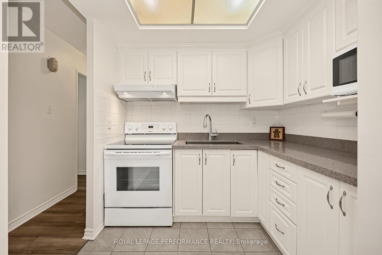 303 - 555 Brittany Drive, Ottawa, Ontario  K1K 4C5 - Photo 15 - X12716802