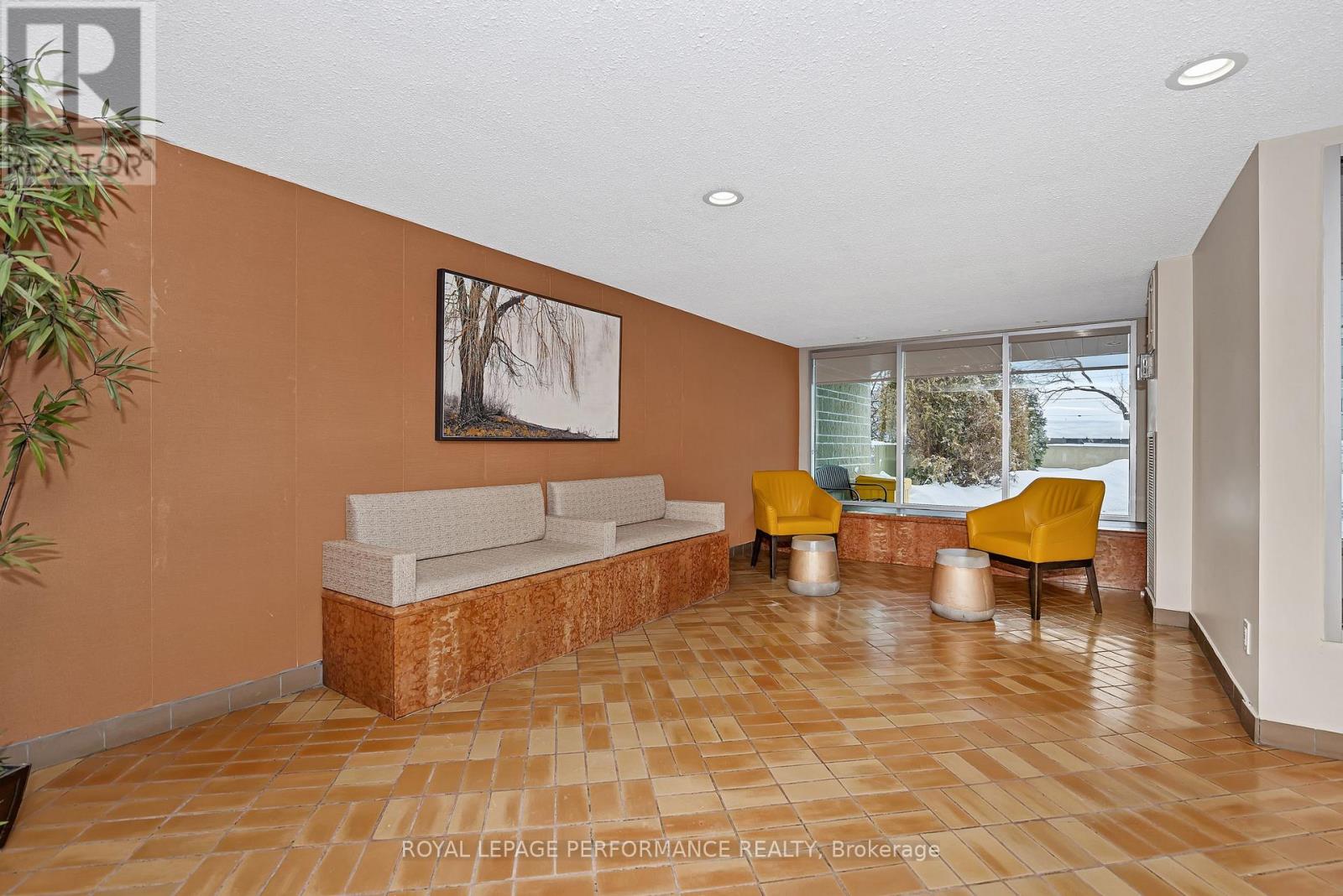 303 - 555 Brittany Drive, Ottawa, Ontario  K1K 4C5 - Photo 6 - X12716802