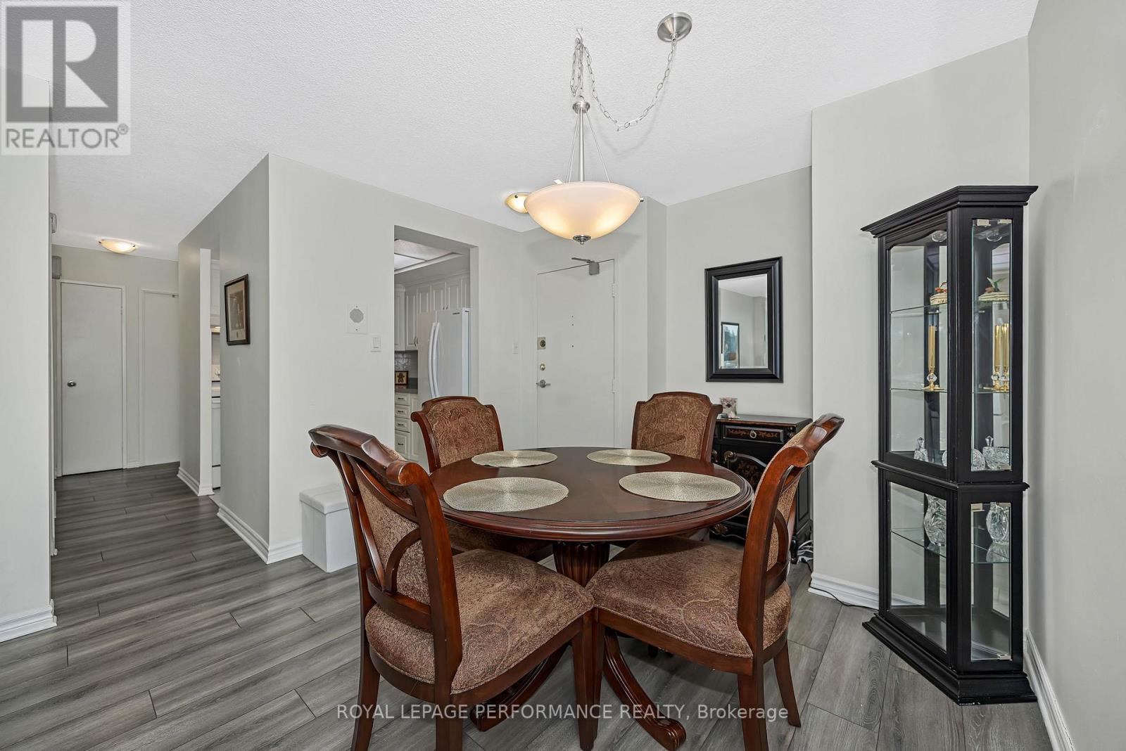 303 - 555 Brittany Drive, Ottawa, Ontario  K1K 4C5 - Photo 8 - X12716802