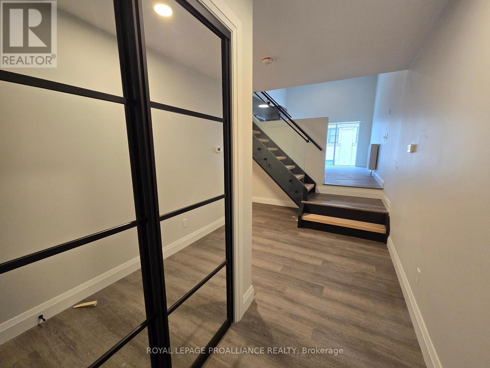 206 - 241 Front Street, Belleville, Ontario  K8N 2Z6 - Photo 2 - X12716808