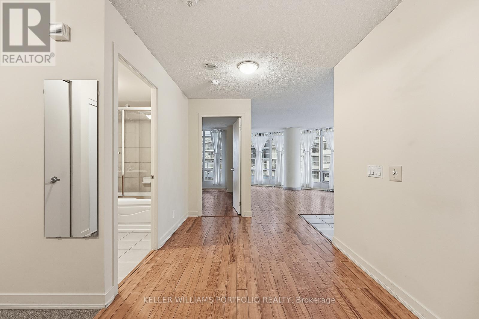 810 - 361 Front Street W, Toronto, Ontario  M5V 3R5 - Photo 6 - C12716734