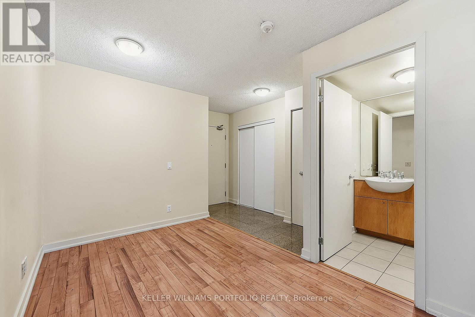 810 - 361 Front Street W, Toronto, Ontario  M5V 3R5 - Photo 8 - C12716734