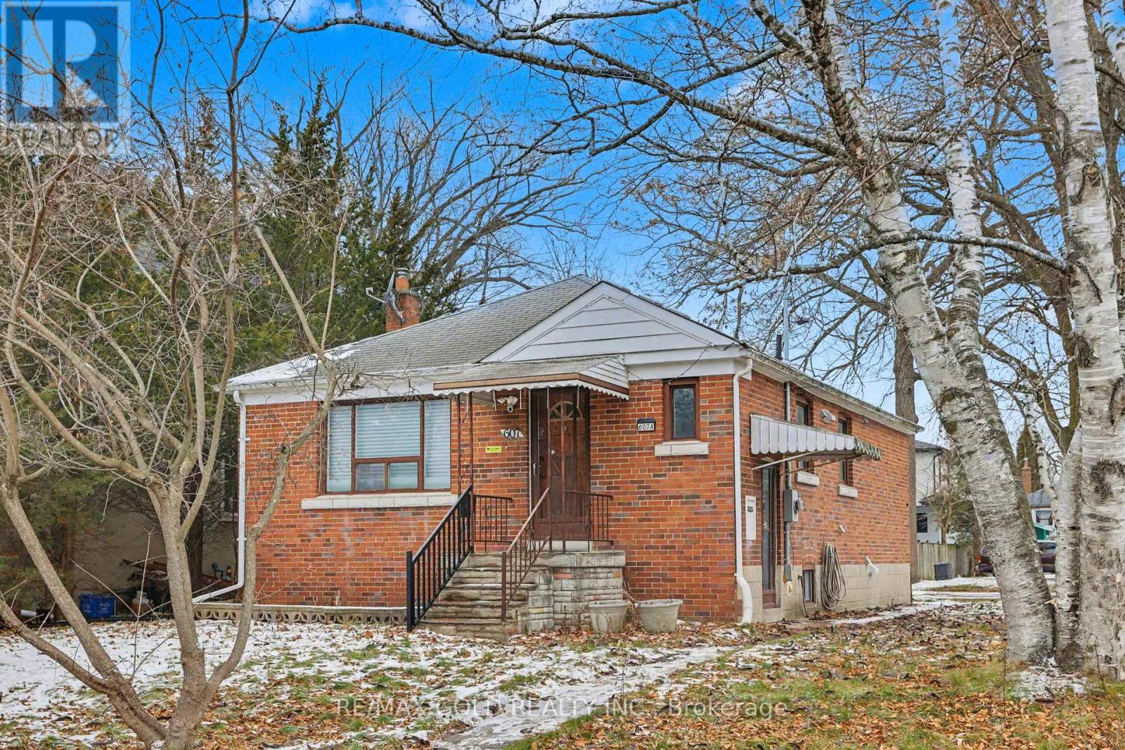 607 Drymen Crescent, Mississauga, Ontario  L5G 2N9 - Photo 2 - W12717026